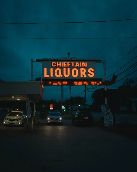 Chieftain Liquors Vintage Sign Night Auburn Massachusetts — Stock Photo, Image