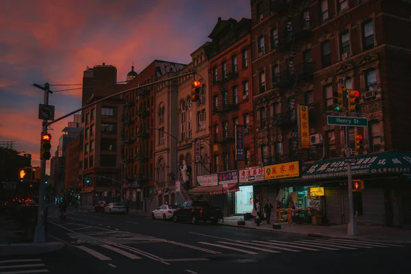 Canlı günbatımı renkleriyle sokak sahnesi, Çin Mahallesi, Manhattan, New York