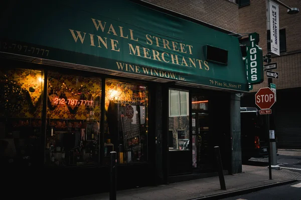 Wall Street Wine Merchants Sign Financial District Manhattan New York — стокове фото