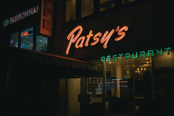 Неоновая Вывеска Ресторана Pfelys Манхэттен Нью Йорк — стоковое фото