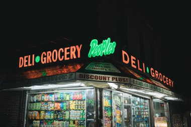Geceleri Crown Heights, Brooklyn, New York 'ta Peoples Deli ve Market tabelası
