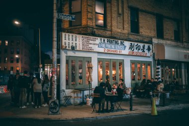 Geceleri, Manhattan, New York 'ta, Lower East Side' da Kikis vintage tabelaları.