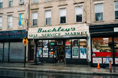 Greenpoint, Brooklyn, New York 'taki Buckleys Market Vintage tabelası