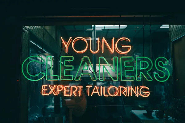 Señal Neón Vintage Young Cleaners Por Noche Upper West Side — Foto de Stock