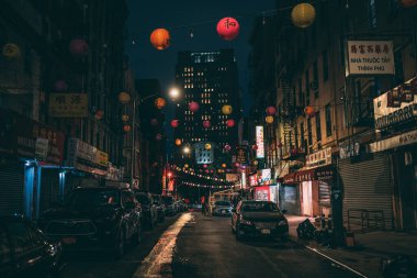 Gece Çin Mahallesi 'ndeki Mulberry Caddesi boyunca fenerler, Manhattan, New York
