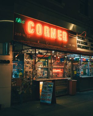 The Corner (La Esquina) antika neon levhası gece, Manhattan, New York