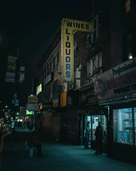 College Wine Liquors Vintage Sign Night Brooklyn New York — Stock Photo, Image