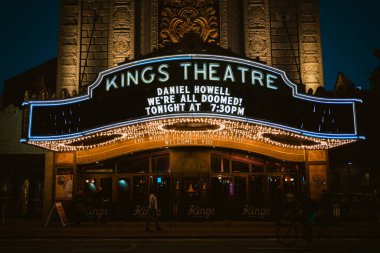Kings Tiyatrosu gece tabelası, Brooklyn, New York