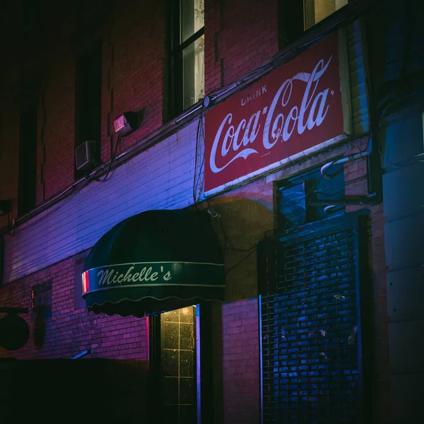 Мишель Коктейль Lounge Винтажный Знак Ночью Бруклин Нью Йорк — стоковое фото