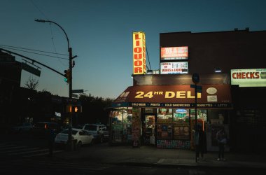 Geceleri köşedeki şarküteri, Brooklyn, New York