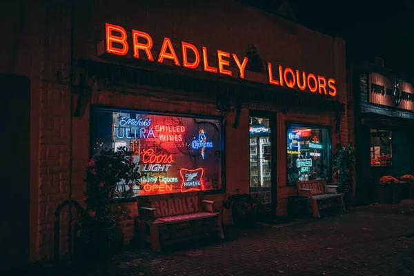Неоновая Вывеска Bradley Liquors Ночью Брэдли Бич Нью Джерси — стоковое фото