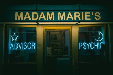 Medyum Madam Maries Bilgi Tapınağı Vintage neon tabelalar geceleyin, Asbury Park, New Jersey