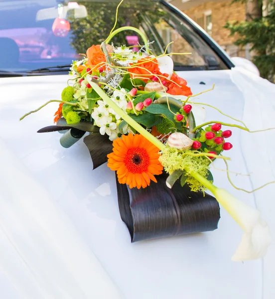 Wedding flower decoration on the car — Stock Photo, Image