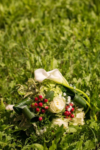 Wedding bouquet in grass — Stock Photo, Image