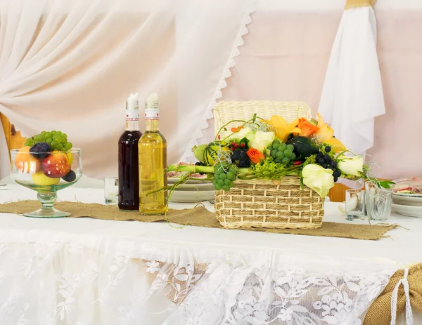 Decoração de casamento na mesa brandy bruxa, alimentos e frutas — Fotografia de Stock