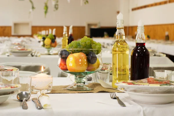 Svatební dekorace na stůl čarodějnice brandy, potravin a ovoce — Stock fotografie
