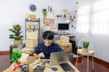 E-ticaret kavramı, karmaşık süreci basitleştirmek için elektronik cihazları kullanan bir erkek çevrimiçi tüccar..