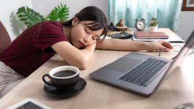 Ev konseptinden çalış. Ofisinde bir fincan uzun siyah kahve içerken yorulan ve uyuyan serbest çalışan bir kadın..