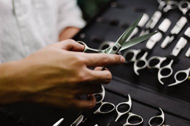 Kuaför salonu konsepti paslanmaz makas koleksiyonu özel deri çantada farklı boyutlarda tutulur..