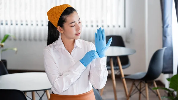Eine Hausfrau Bescheidenem Outfit Zieht Sich Latex Handschuhe Sich Vor — Stockfoto