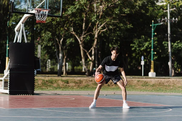 Αθλητισμός Και Ψυχαγωγία Έννοια Ένα Νεαρό Αρσενικό Παίκτη Μπάσκετ Κρατώντας — Φωτογραφία Αρχείου
