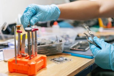 Telefon onarım konsepti birçok farklı boyutlarda mikro tornavida profesyonel iş için hazır turuncu kutuda toplandı.