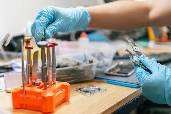 Telefon onarım konsepti birçok farklı boyutlarda mikro tornavida profesyonel iş için hazır turuncu kutuda toplandı.