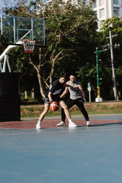 Αθλητισμός Και Ψυχαγωγία Έννοια Δύο Άνδρες Παίκτες Μπάσκετ Απολαμβάνοντας Παίζουν — Φωτογραφία Αρχείου