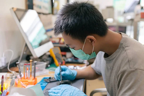 Phone Repair Concept Young Male Technician Wearing Protective Face Mask — Stock Photo, Image