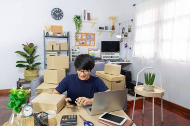 E-ticaret konsepti erkek online tüccar satışlar hedefe ulaştığında işinde başarılı oluyor.