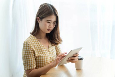 Genç bir bayan memur sunum için verileri özetliyor..