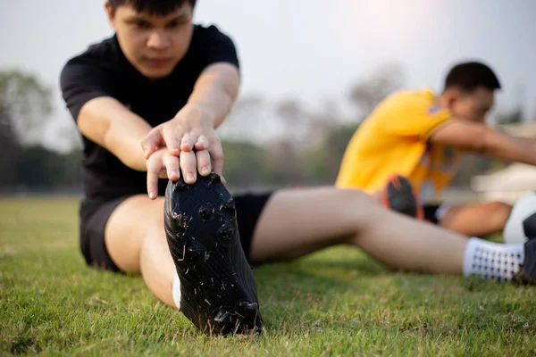 Sportovní Rekreační Koncept Mladý Muž Dospělý Připravuje Před Cvičením Pomáhá — Stock fotografie