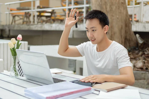 Online Mempelajari Konsep Seorang Siswa Laki Laki Belajar Dari Kelas — Stok Foto