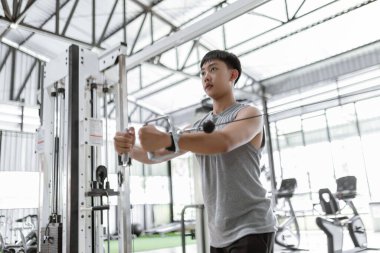 Egzersiz konsepti. Erkek kulüp abonesi ayakta duruyor ve iki eliyle ipi kendine doğru çekiyor..