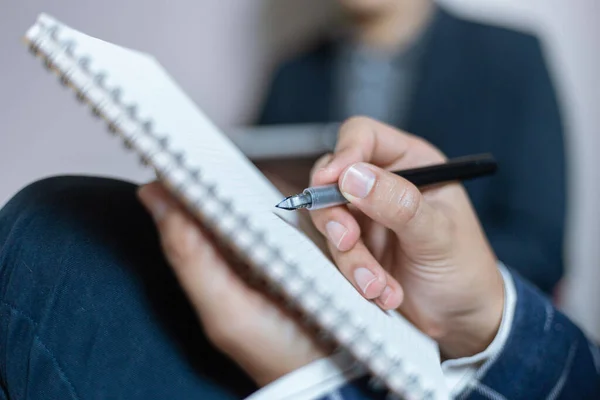 Zakelijke Partners Concept Een Jonge Zakenman Met Een Pen Die — Stockfoto