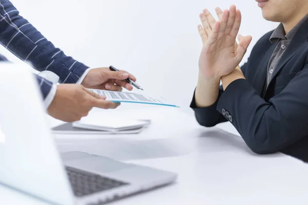 Geschäftspartner Stellen Sich Einen Männlichen Jungunternehmer Vor Der Sich Weigert — Stockfoto