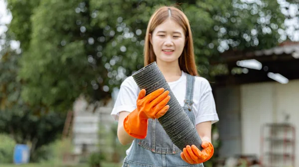 Gärtnerin Konzept Menge Der Plastiktöpfe Die Den Händen Der Grünpflegerin — Stockfoto