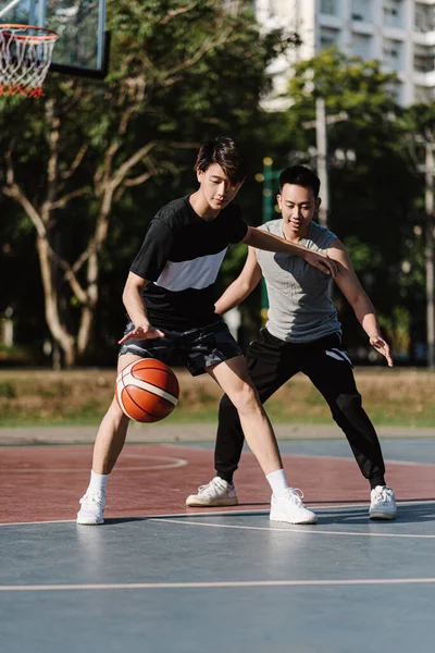 Esportes Recreação Conceito Dois Jogadores Basquete Sexo Masculino Gostando Jogar — Fotografia de Stock