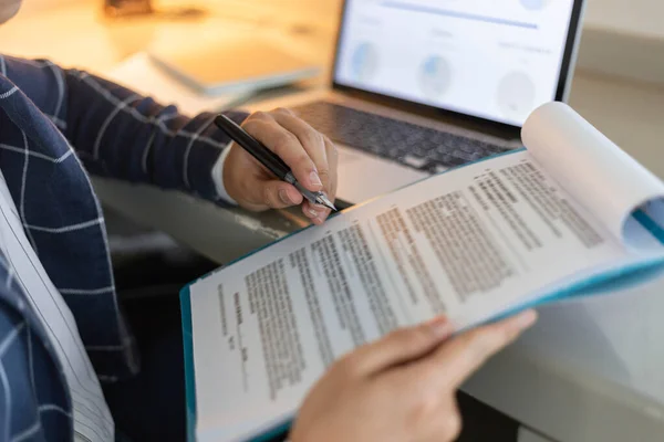 Socios Negocios Concepto Joven Empresario Que Firma Una Firma Contrato — Foto de Stock