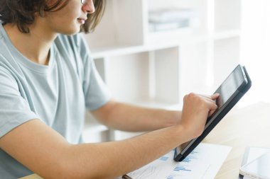 Uzaktan eğitim konsepti, takvim sınıfını kontrol eden genç çocuk ve evdeki tablette internet eğitimi..