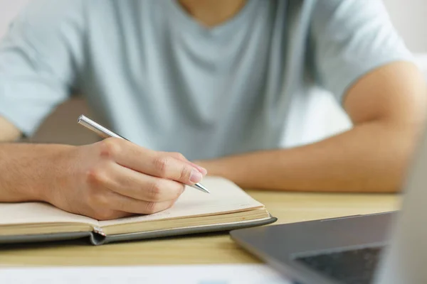 Conceito Educação Distância Menino Adolescente Tomando Notas Enquanto Estudava Line — Fotografia de Stock