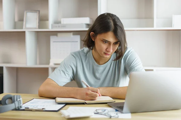 Conceito Educação Distância Menino Adolescente Tomando Notas Enquanto Estudava Line — Fotografia de Stock