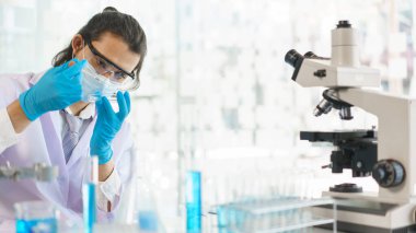 Laboratuvar araştırma konsepti, aşı araştırması için petri kabına çözelti damlası..