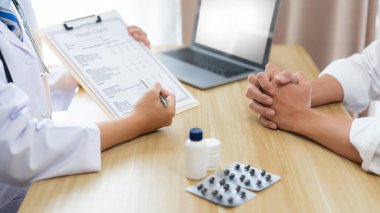 Hastaya bazı sorular sorarak sağlık kontrolü yapan bir doktor konseptini ziyaret ediyorum.