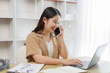 Çevrimiçi yaşam tarzı konsepti. Bir bayan çalışanın müşterisiyle sıcak bir karşılama yapması ve dizüstü bilgisayarında siparişi yazması. 