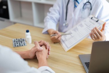 Hastaya bazı sorular sorarak sağlık kontrolü yapan bir doktor konseptini ziyaret ediyorum.