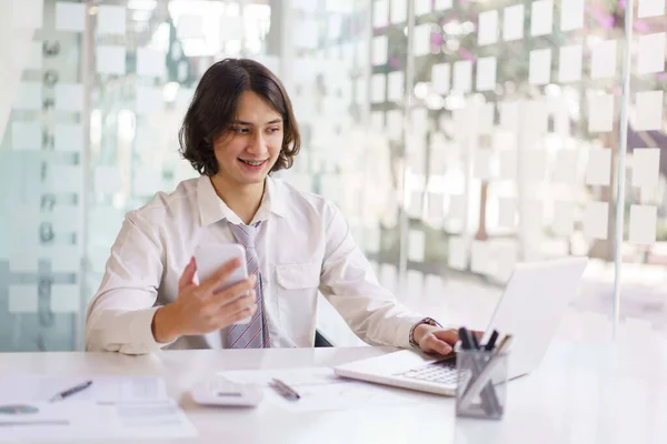 Concepto Negocio Empresario Usando Teléfono Inteligente Para Comprobar Los Datos — Foto de Stock