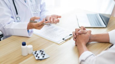 Bir doktor konseptini ziyaret eden bir doktor hastalarının semptomlarını teşhis eder ve hastanın durumunu tarif eder.