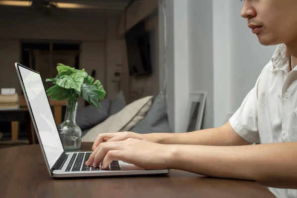 Conceito Trabalho Remoto Freelancer Masculino Usar Laptop Para Digitar Dados — Fotografia de Stock