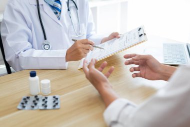 Hastaya bazı sorular sorarak sağlık kontrolü yapan bir doktor konseptini ziyaret ediyorum.